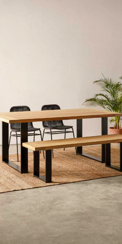 Table de salle à manger avec chaises et banc